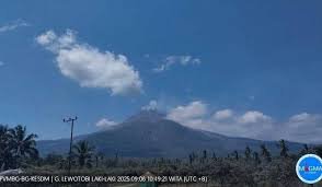 Gunung Lewotobi Laki-laki Naik ke Level Awas, Potensi Erupsi Eksplosif Menguat