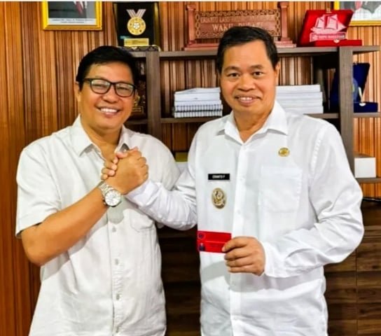 Perkuat Kader, Wakil Bupati Tana Toraja Terima KTA dari PDIP