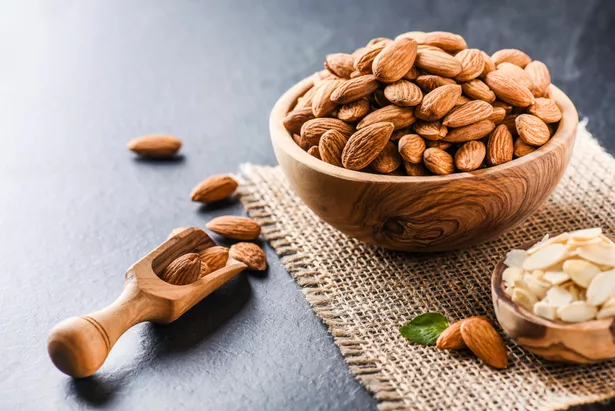 Kacang Tanah vs Almond: Pilihan Camilan Sehat untuk Turunkan Berat Badan
