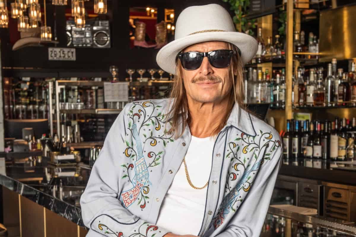 Kid Rock Beri Tribute untuk Charlie Kirk di Hondo Rodeo Fest Arizona