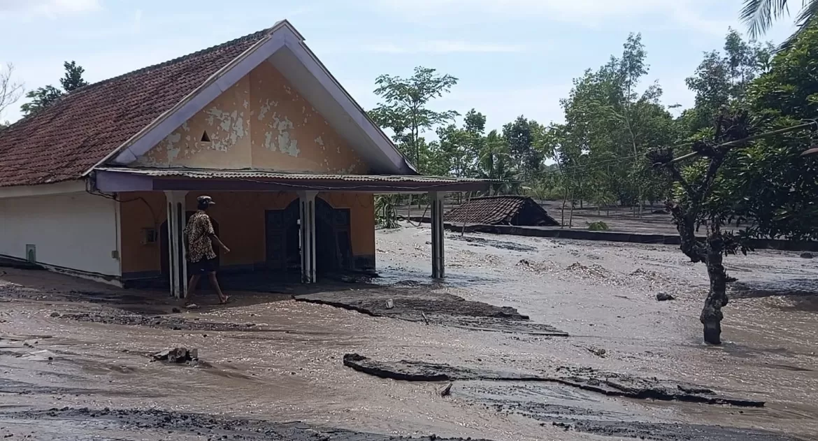 Banjir Lahar Gunung Semeru Rendam 15 Rumah di Lumajang, Akses Warga Terganggu