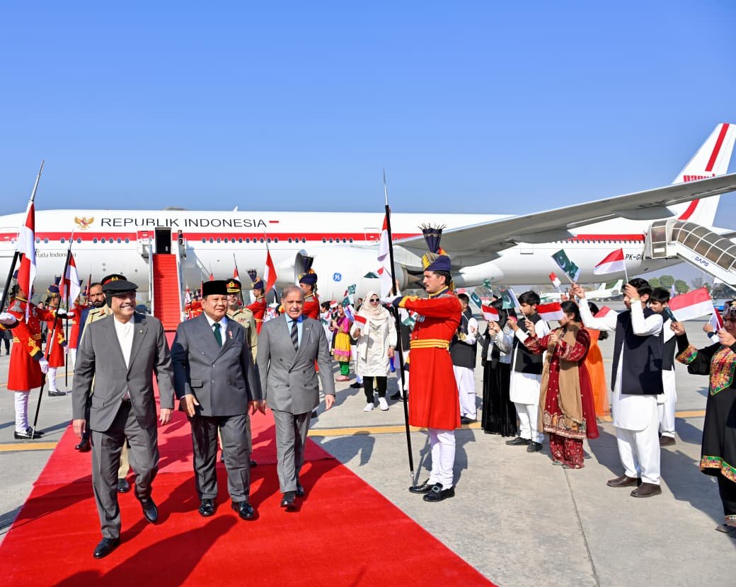 Perdana Menteri dan Presiden Pakistan Jemput Langsung Presiden Prabowo di Bandara Islamabad