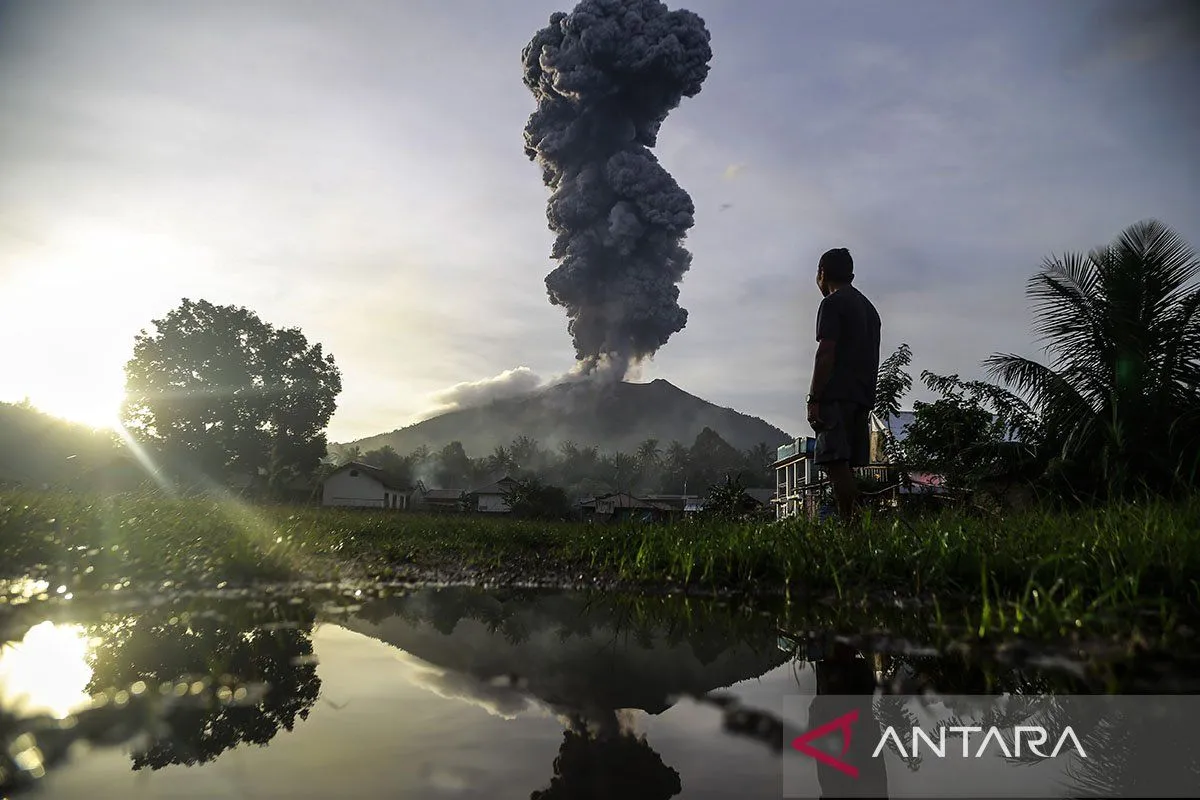 Gunung Ibu Erupsi Melontarkan Abu Vulkanik Capai 800 Meter