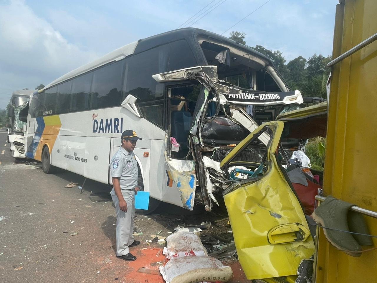 Jasa Raharja Pastikan Korban Kecelakaan Beruntun yang Melibatkan 2 Bus dan 1 Truk di Jalan Trans Kalimantan Kalbar Mendapatkan Perlindungan Dasar