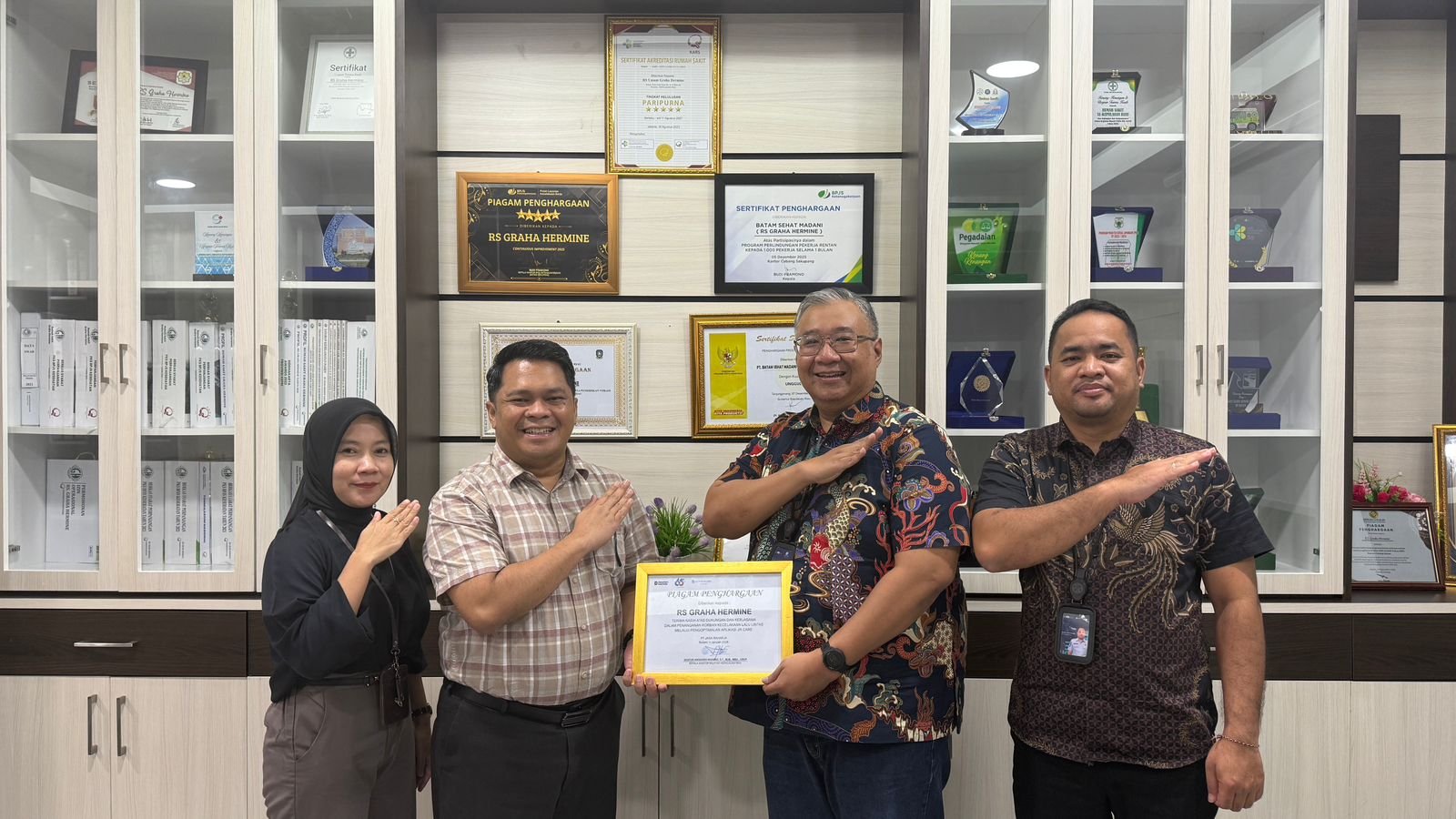 Jasa Raharja Kanwil Kepri Serahkan Penghargaan Kualitas Layanan Rumah Sakit kepada Direktur RS. Graha Hermin Kota Batam