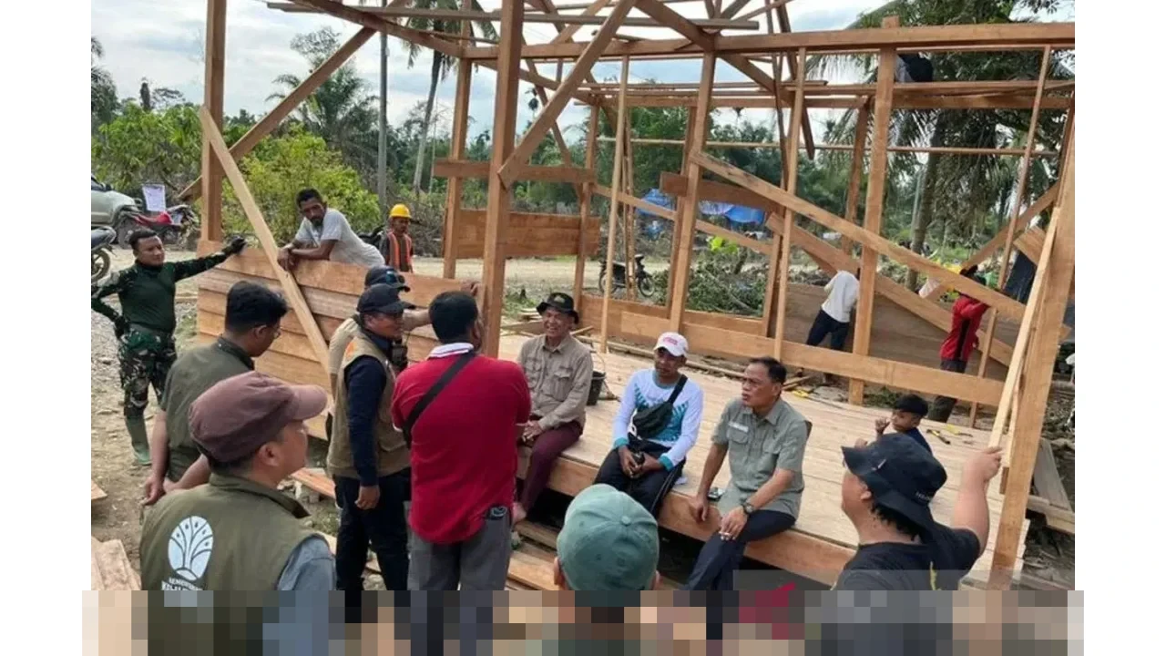 Manfaatkan Ratusan Kayu Banjir, Siap Digunakan Warga Korban Bencana di Aceh–Sumut