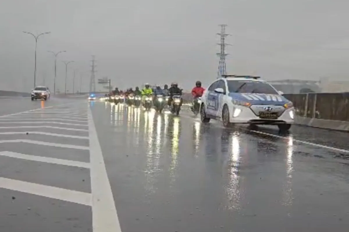 Banjir Rendam Jalan Arteri, Korlantas Polri Izinkan dan Kawal Pemotor Masuk Tol