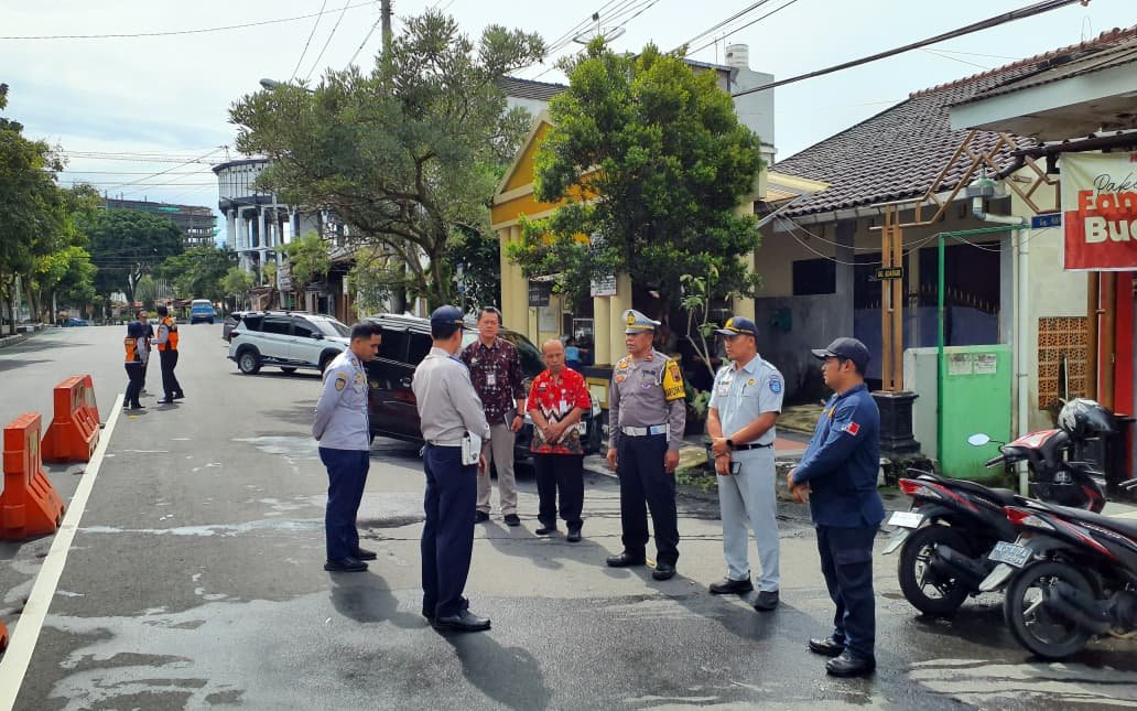 Dinas Perhubungan, Satlantas dan Jasa Raharja Magelang Laksanakan Tindak Lanjut FLLAJ dengan Pemasangan Water Barrier di Titik Rawan Kecelakaan