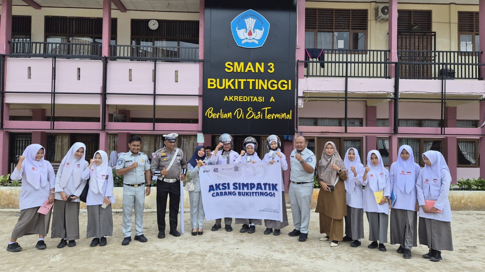 Tanamkan Kesadaran Sejak Dini, Jasa Raharja Bukittinggi Gelar Safety Campaign dan Bagikan Helm untuk Pelajar SMAN 3 Bukittinggi