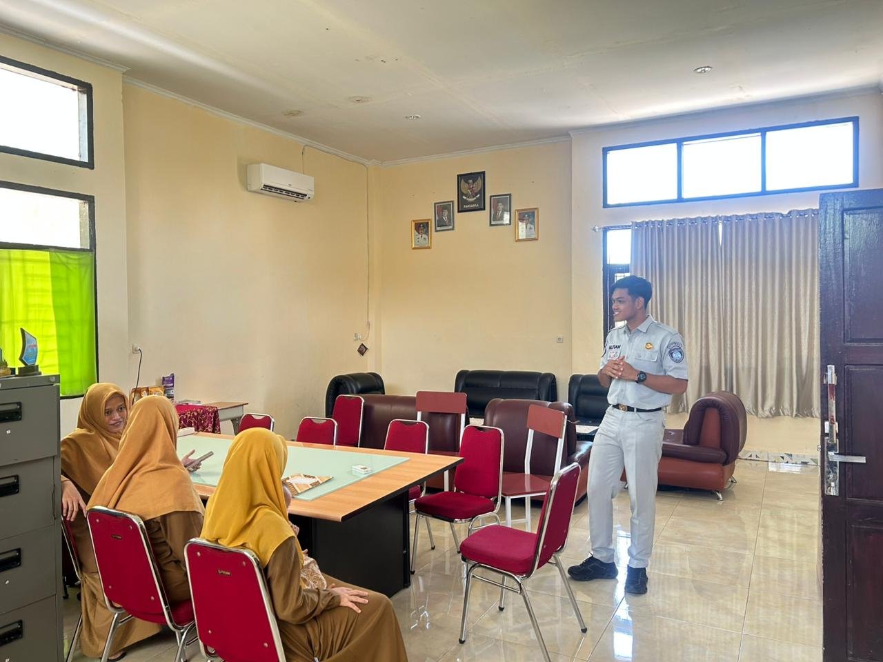 Selamat di Jalan, Cerdas Berkendara : Jasa Raharja Cabang Mamuju Gelar Program Pengajar Peduli Keselamatan Lalu Lintas (PPKL) di SMKN Sulbar Marasa