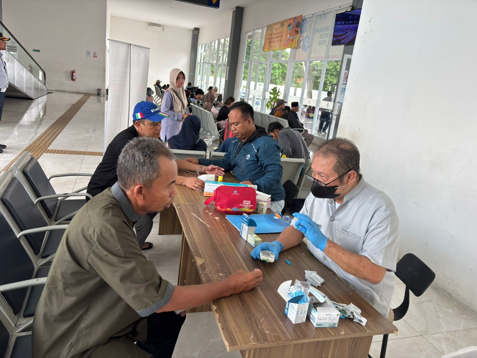 Jasa Raharja Cabang Cirebon Pantau Arus Mudik Dan Berikan Layanan Kesehatan Gratis di Terminal Type A Harjamukti Kota Cirebon