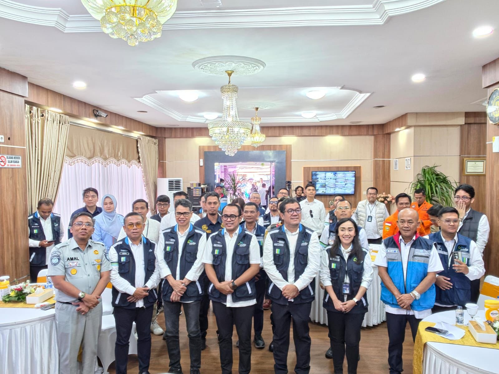 Jasa Raharja Lampung Hadiri Town Hall ASDP, Bagikan Bingkisan untuk Pemudik di Pelabuhan Bakauheni