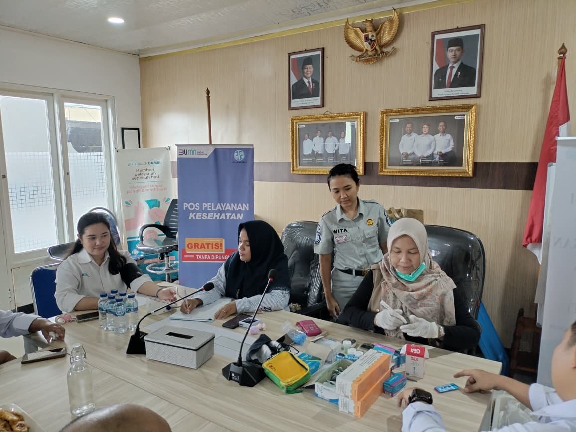 Jasa Raharja Jakarta Timur Gelar Pelatihan PPGD dan Pengobatan Gratis bagi Pengemudi DAMRI