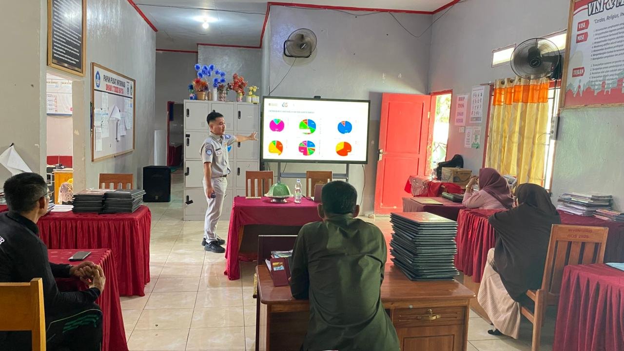  Jasa Raharja Mamuju Utara Melaksanakan Giat Safety Campaign Etika Berlalu Lintas disertai Program Pengajar peduli Keselamatan Lalu Lintas (PPKL) hingga Sosialisasi Relaksasi Pembebasan Denda dan Diskon Pajak di SMA 1 Tikke Raya Pasangkayu