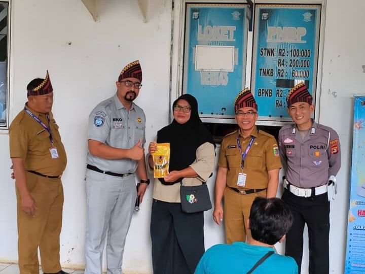 Samsat Sukadana Apresiasi Wajib Pajak melalui Pembagian Souvenir Program Keringanan Pajak 2026