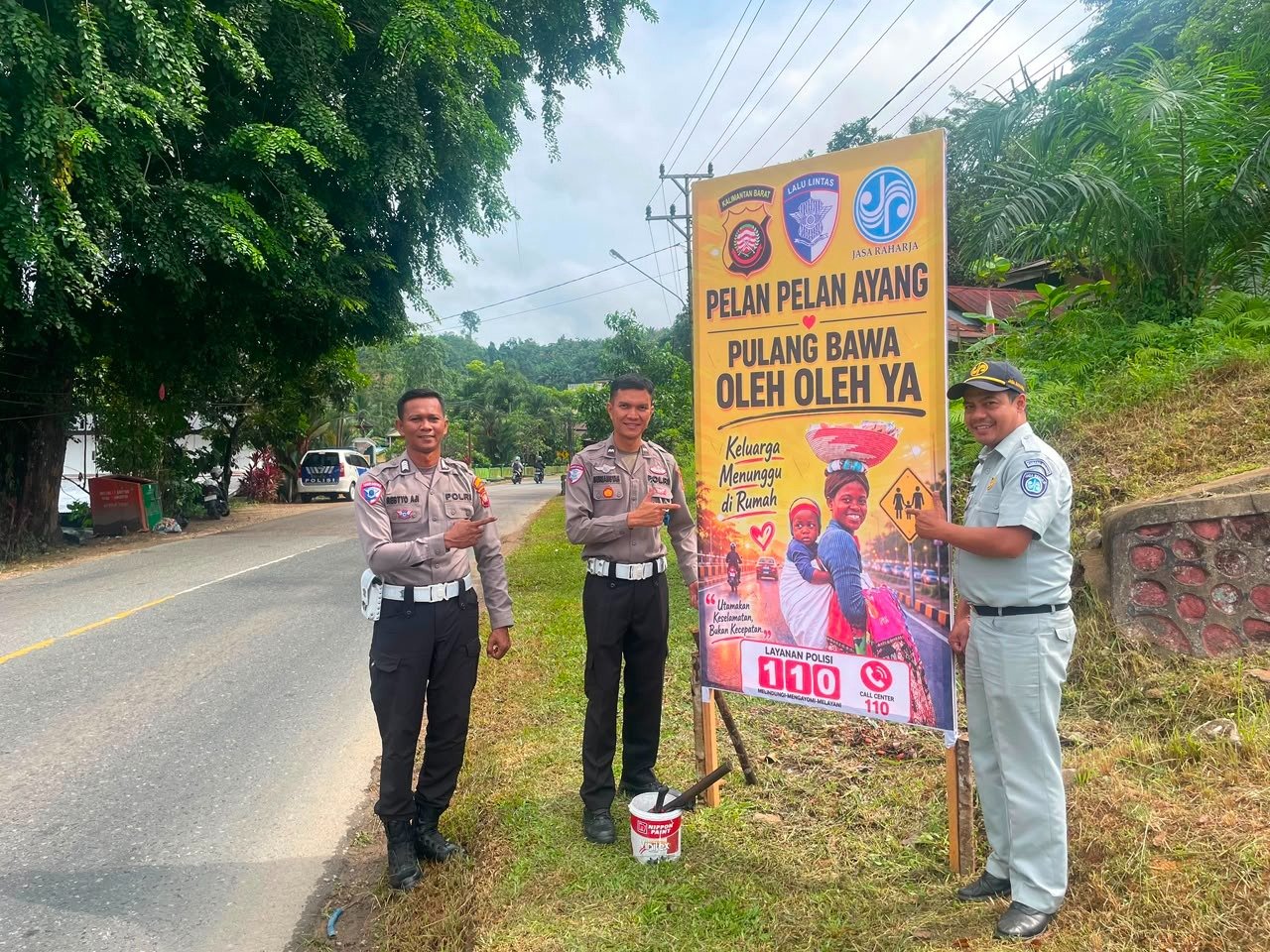 Perkuat Edukasi Keselamatan, Jasa Raharja Sintang dan FKLL Sanggau Pasang Spanduk Imbauan di Ruas Jalan Rawan Kecelakaan